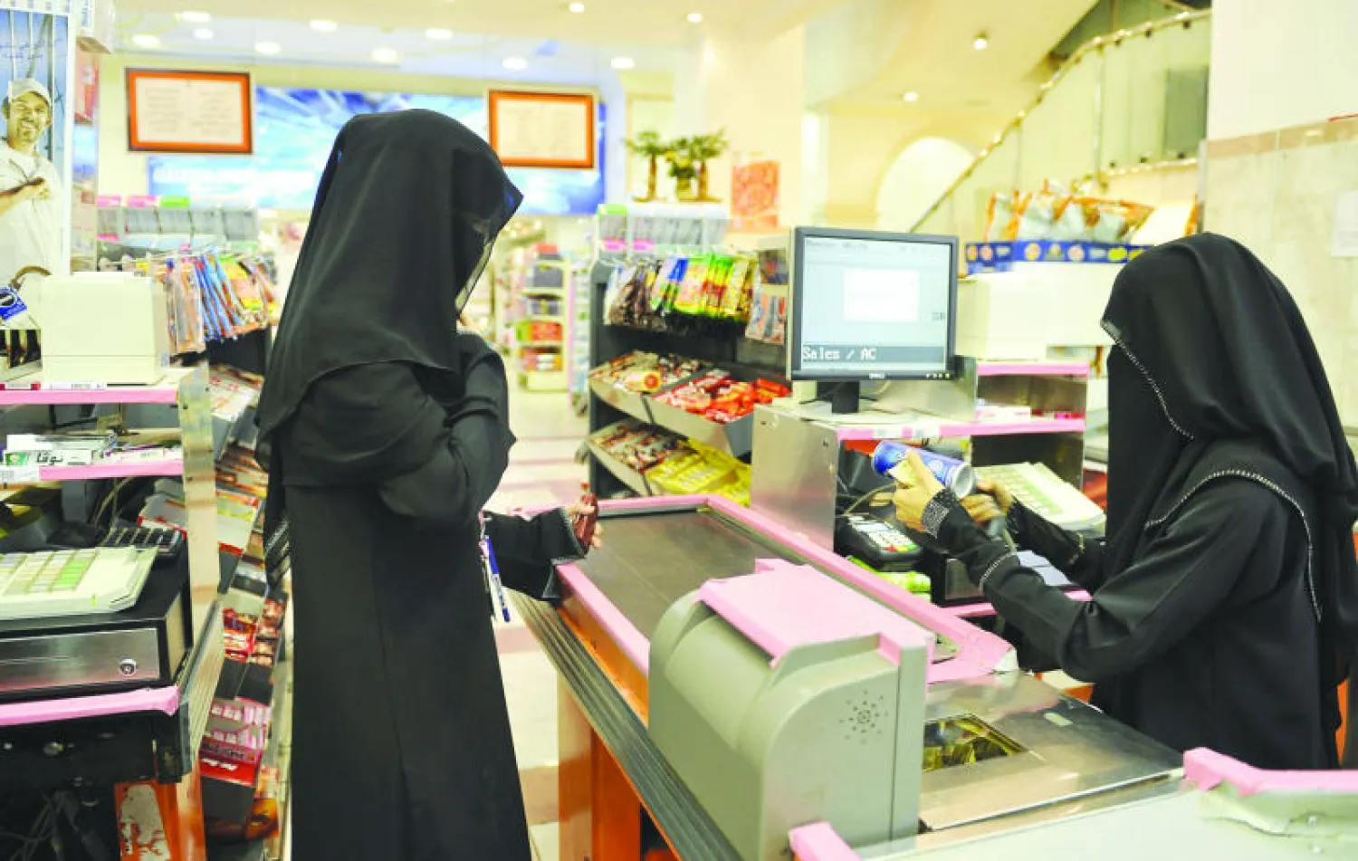 تسعى وزارة العمل الى ايجاد بيئة مناسبة لعمل المرأة في القطاع الخاص