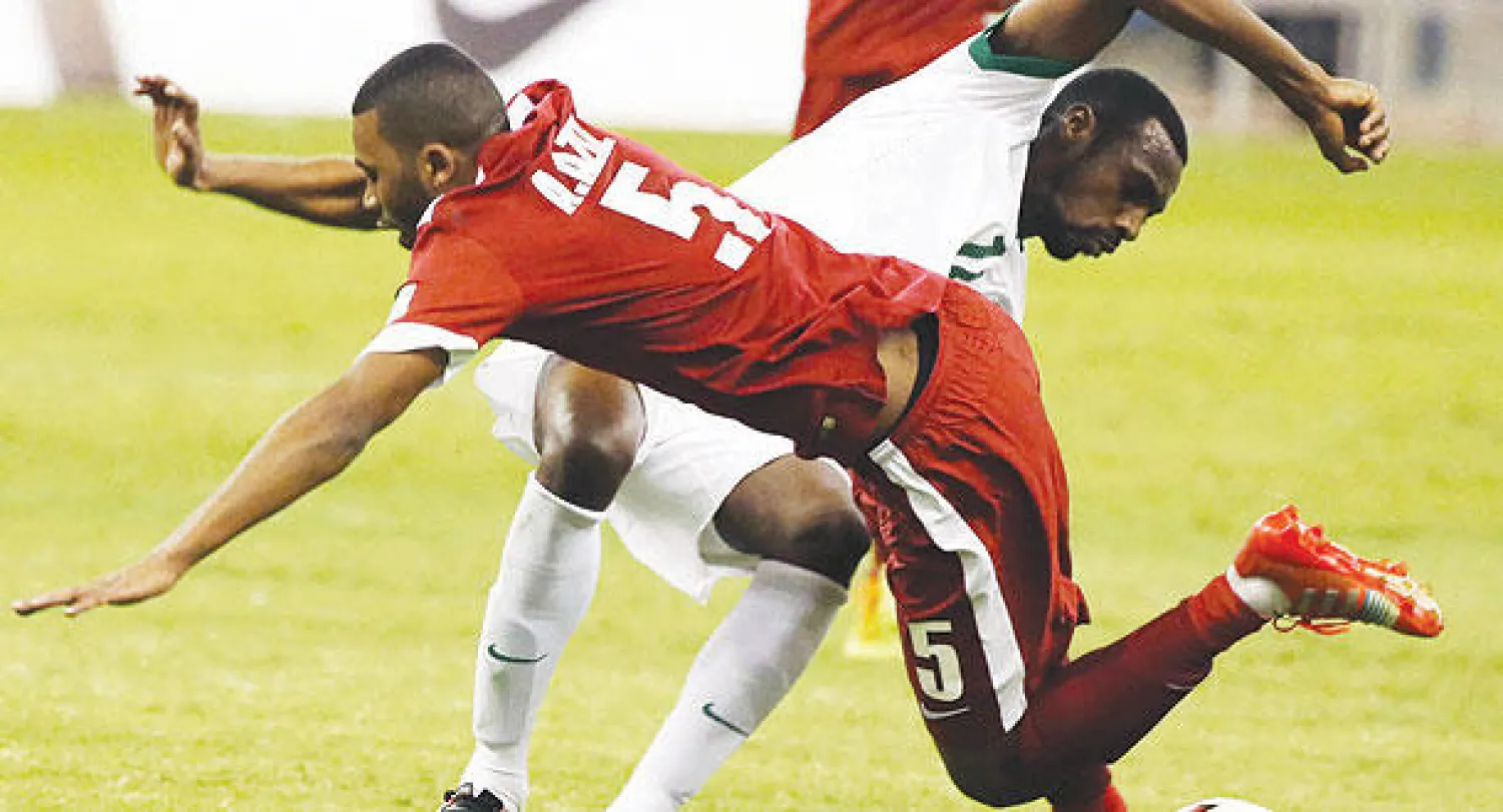 كريري يصارع على الكرة في مباراة المنتخب السعودي أمام قطر (أ.ف.ب)