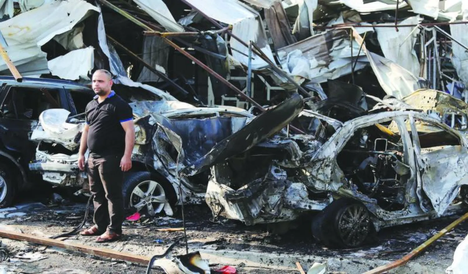 عراقي في موقع انفجار سيارة مفخخة في منطقة المشتل ببغداد أمس (أ.ب)