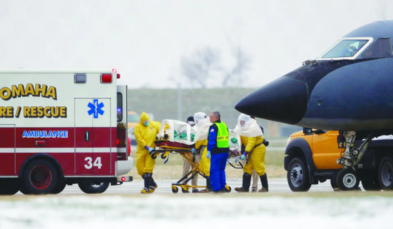 مسعفون ينقلون ساليا إلى سيارة إسعاف عند وصوله إلى نبراسكا السبت الماضي حيث عولج قبل وفاته أمس (أ.ب)