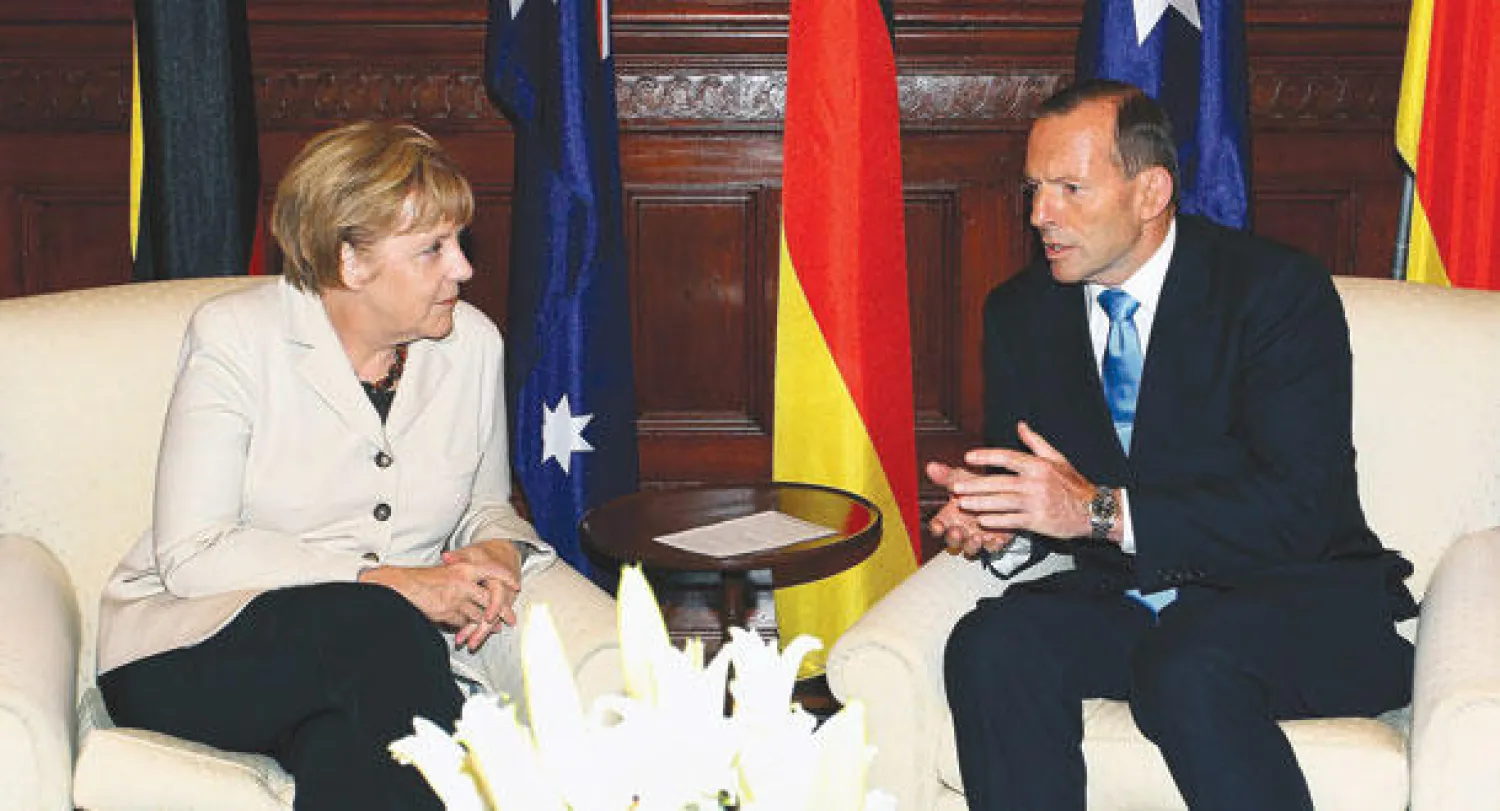 المستشارة الألمانية أنجيلا ميركل ورئيس الوزراء الأسترالي توني أبوت خلال أحد اجتماعات قمة العشرين (إ.ب.أ)