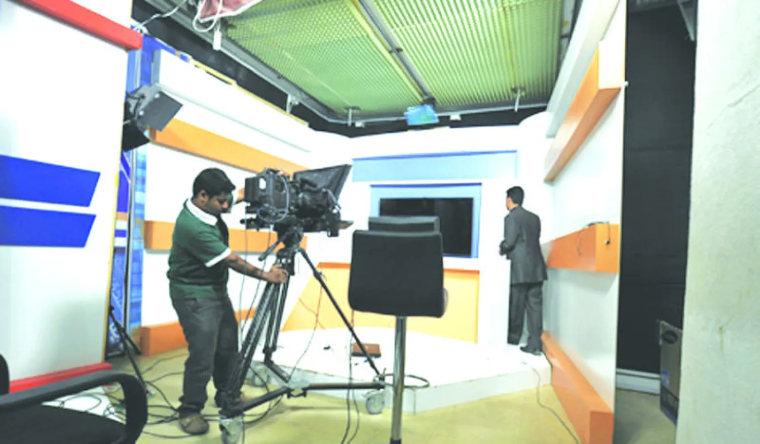 يمنيان يتفحصان استديو تلفزيون سهيل المعارض التابع لحزب الإصلاح بعد أستئناف عمله في صنعاء أمس (إ.ب.أ)