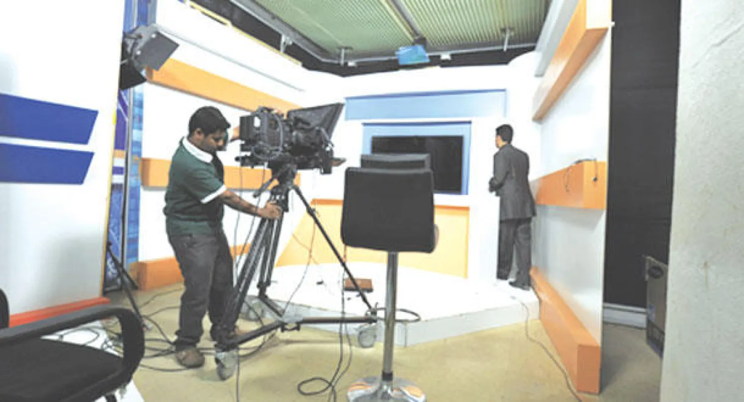 يمنيان يتفحصان استديو تلفزيون سهيل المعارض التابع لحزب الإصلاح بعد أستئناف عمله في صنعاء أمس (إ.ب.أ)