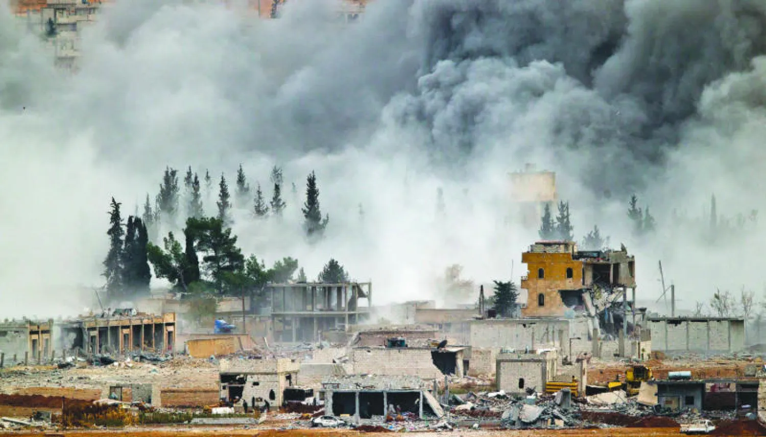 تصاعد أعمدة الدخان في سماء المنطقة المحيطة ببلدة كوباني السورية أمس بسبب الغارات على أهداف لتنظيم داعش