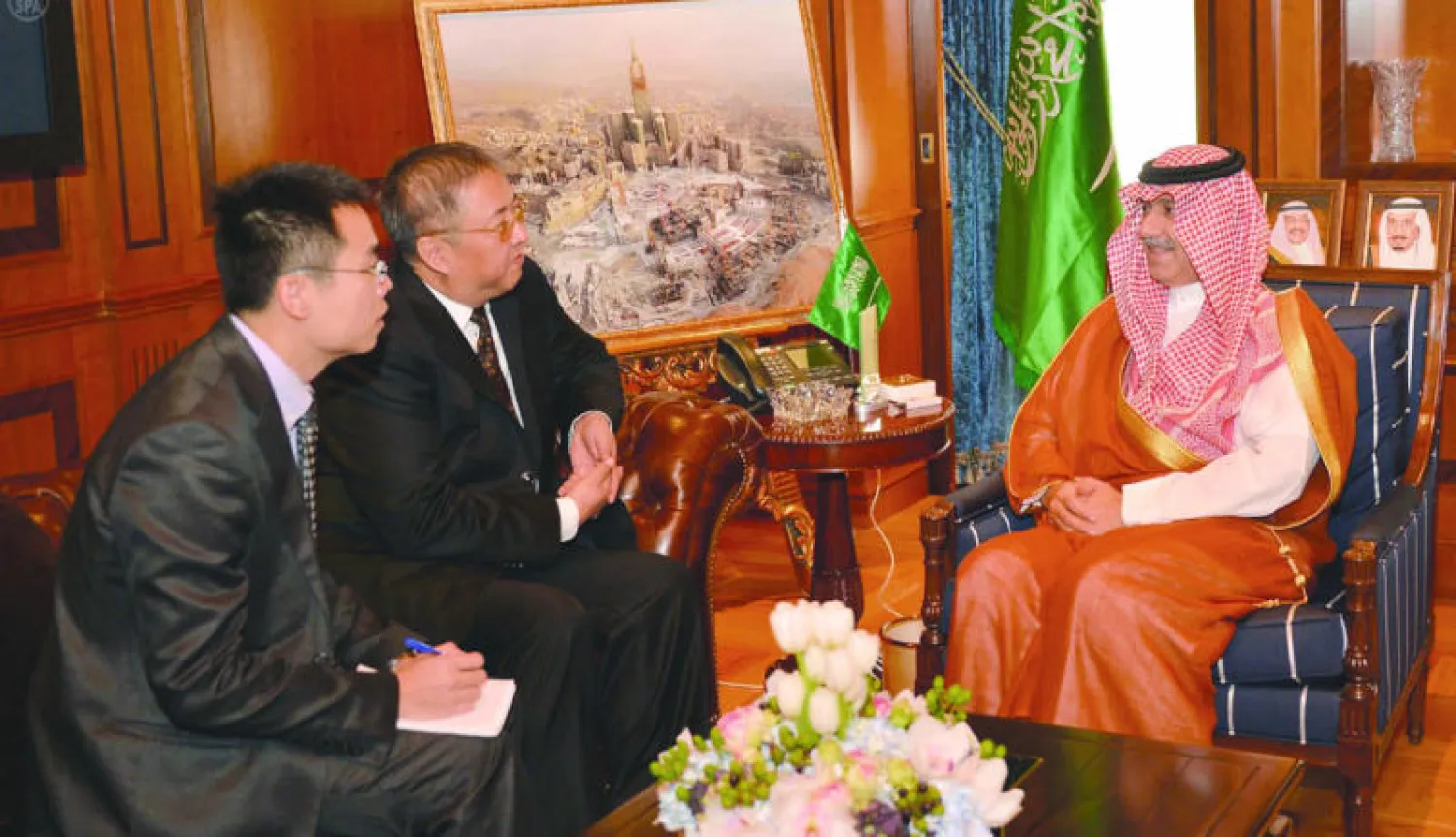 الأمير عبد العزيز بن عبد الله لدى استقباله المبعوث الصيني لقضية الشرق الأوسط (واس)