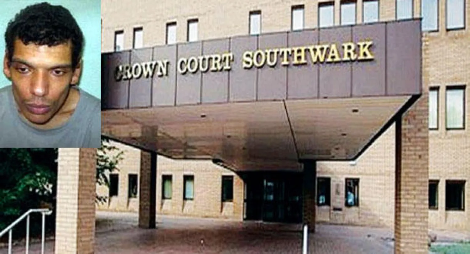 القاتل (في الاطار)، و مبنى المحكمة.