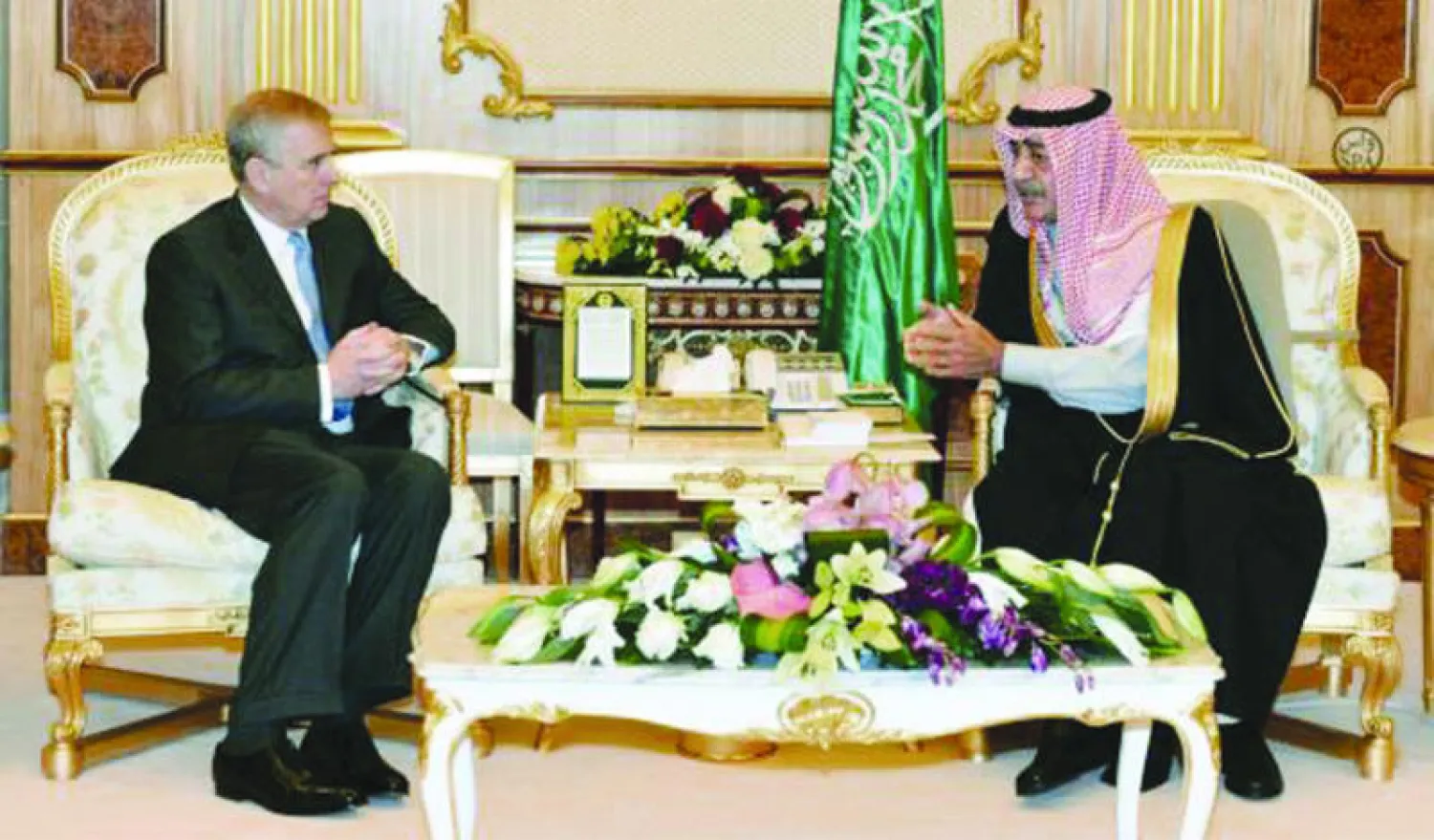 ولي ولي العهد الأمير مقرن لدى لقائه الأمير أندرو دوق يورك أمس (واس)