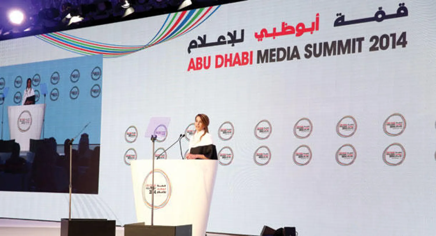 الملكة رانيا خلال بدء فعاليات قمة أبوظبي للإعلام أمس («الشرق الأوسط»)