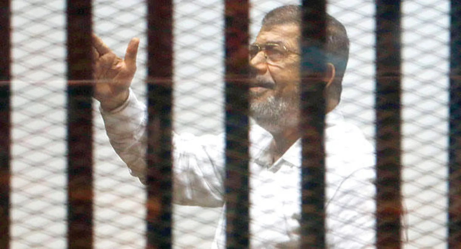 الرئيس المصري السابق محمد مرسي أثناء إحدى جلسات محاكمته مع قيادات آخرين في الإخوان في القاهرة أمس (رويترز)