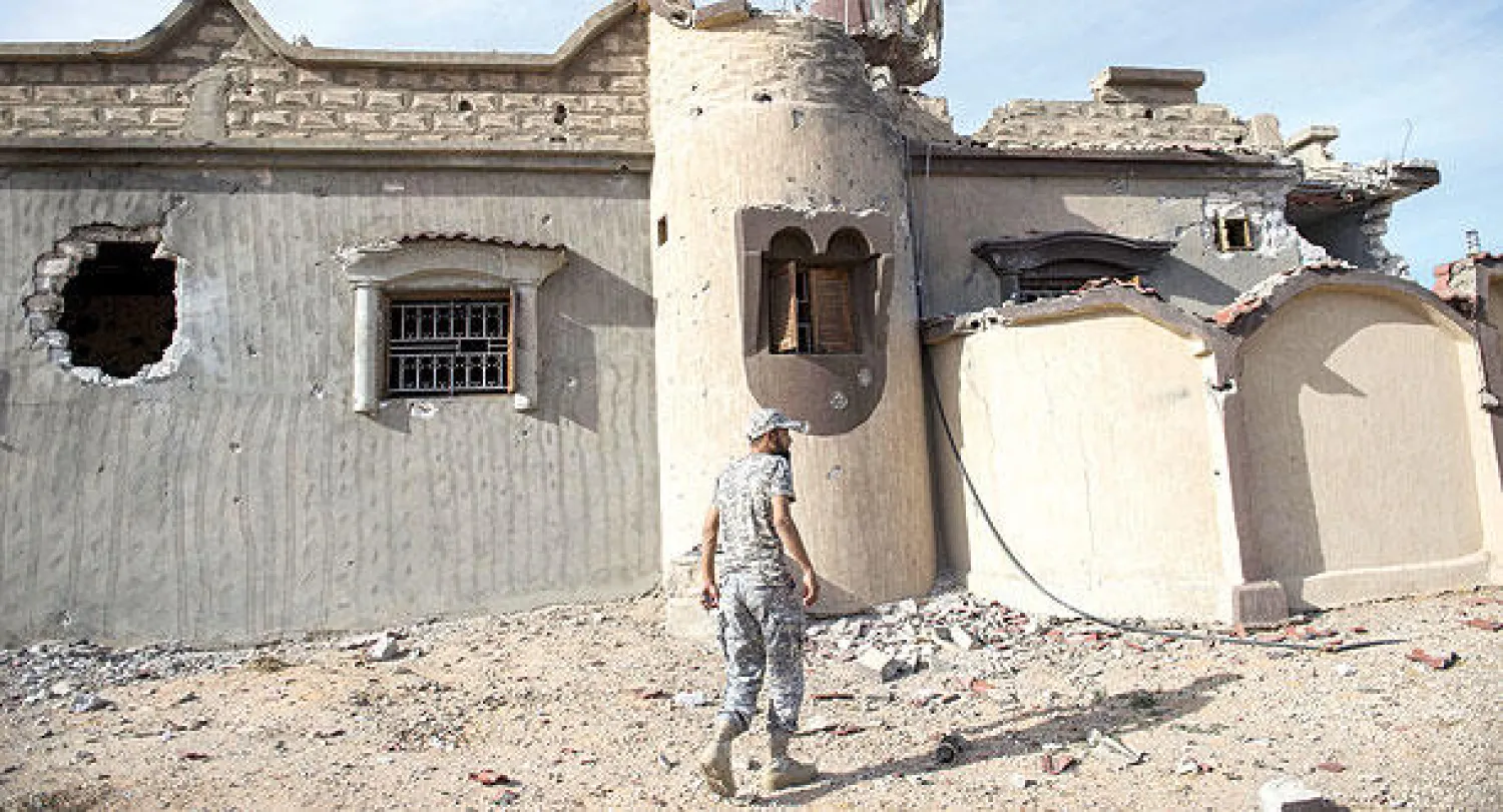 بناية مدمرة بعد أن كانت تستخدم كمقر عسكري في مدينة الزاوية إثر سيطرة قوات فجر ليبيا على المنطقة (غيتي)