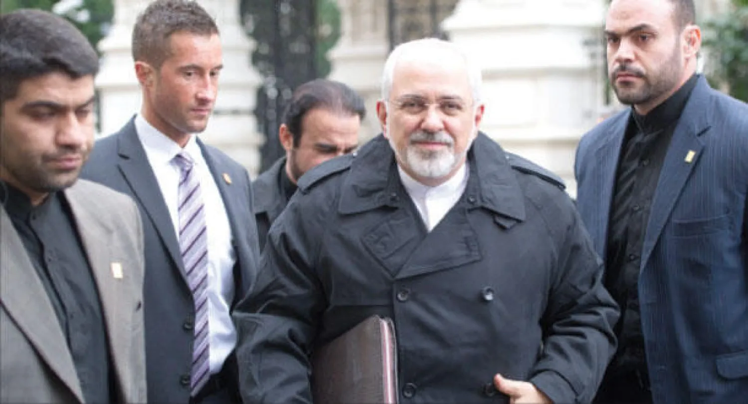 وزير الخارجية الإيراني محمد جواد ظريف لدى وصوله إلى سفارة بلاده في فيينا لتناول الغداء مع نائب الرئيس للمفوضية الأوروبية أمس (أ.ف.ب)
