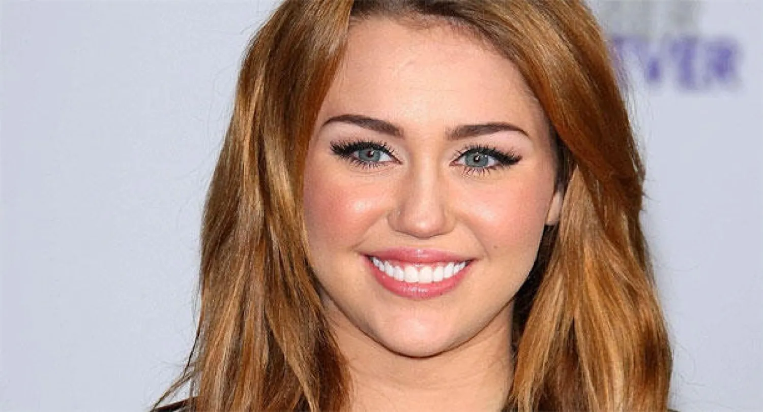 مايلي سايروس تعيش «قصة حب» مع نجل أرنولد شوارزينغر