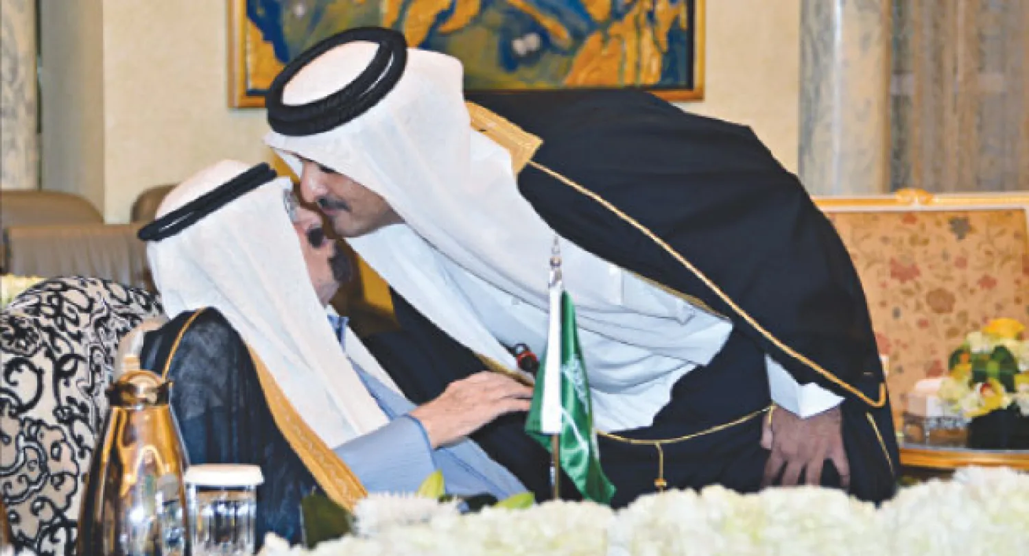 أمير دولة قطر يطبع قبلة على رأس خادم الحرمين الشريفين قبل انعقاد القمة (واس)