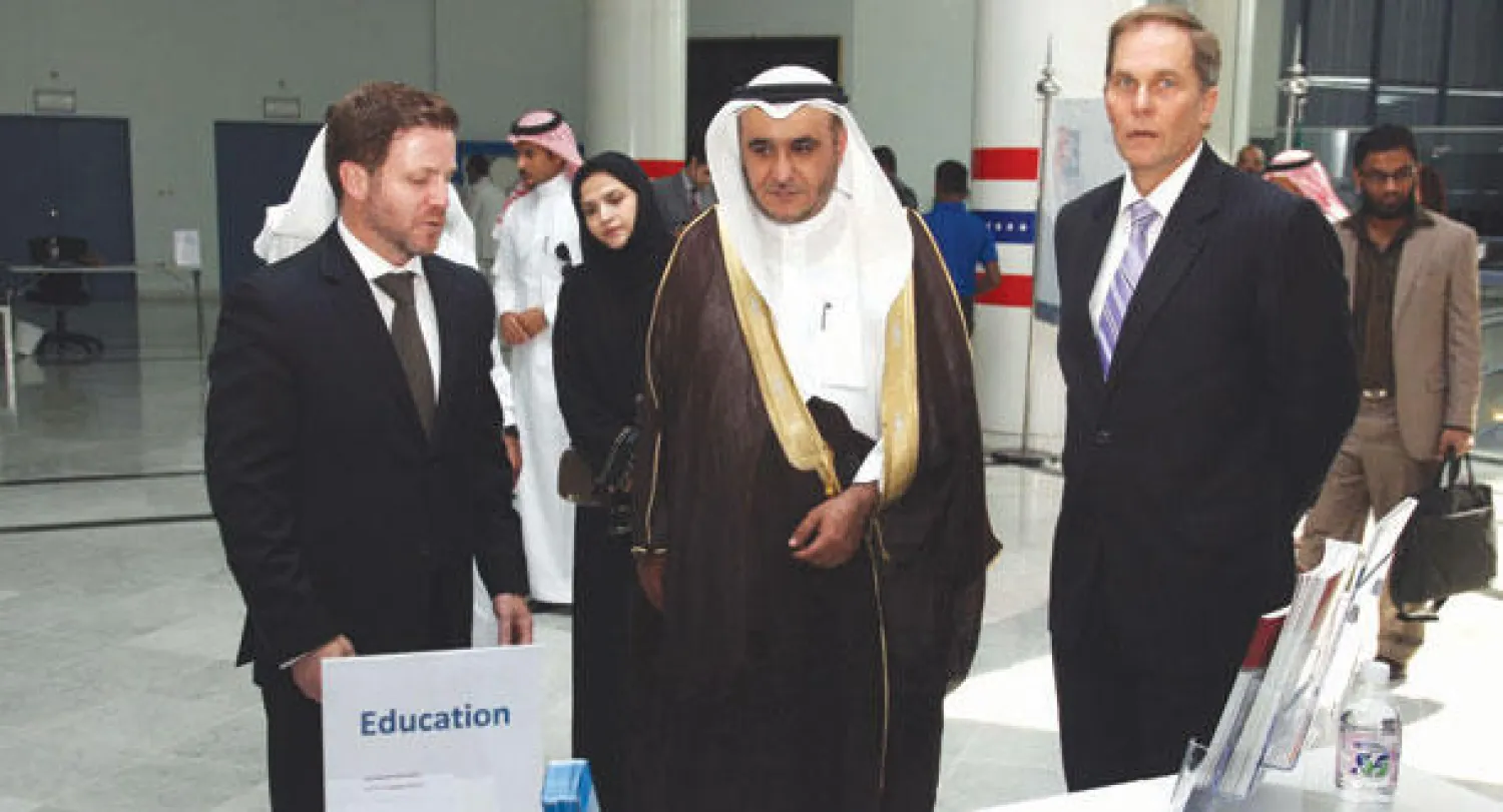 القنصل الأميركي مع نائب رئيس الغرفة التجارية والصناعية بجدة على هامش افتتاح معرض الكتلوج الأميركي لأهم الشركات الأميركية (تصوير: فهد الأحمري)