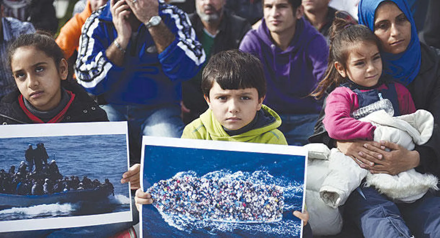 لاجئون سوريون في اليونان تظاهروا أمس مطالبين بحل لمسألة لجوئهم. وتعد اليونان من الموانئ الرئيسية التي تستقبل لاجئين متجهين لأوروبا (أ.ف.ب)