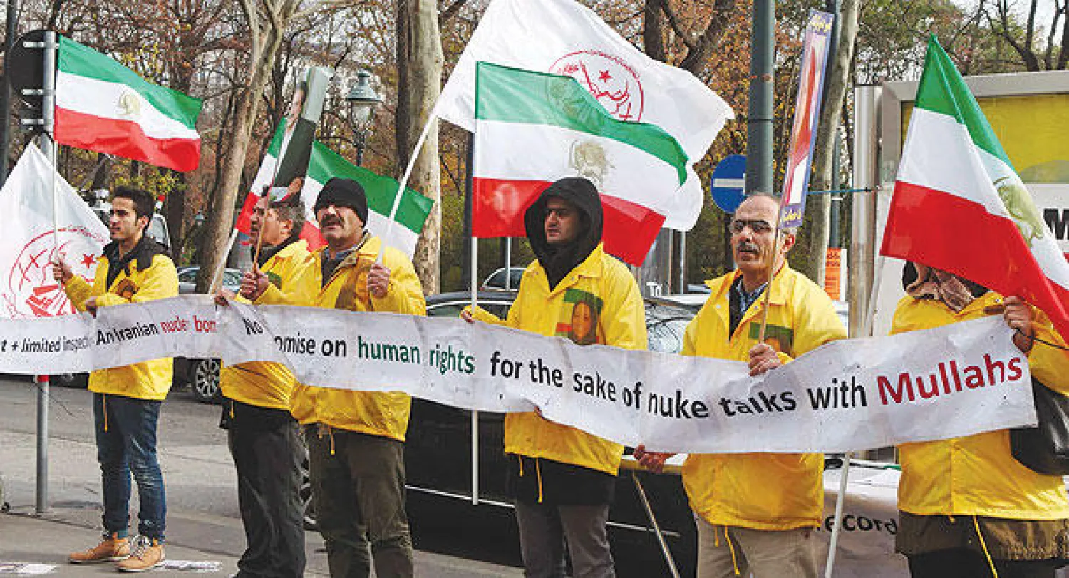 معارضون للنظام الإيراني امام قصر «كوبرغ» في فيينا أمس حيث تجرى المفاوضات الدولية حول برنامج طهران النووي (رويترز)