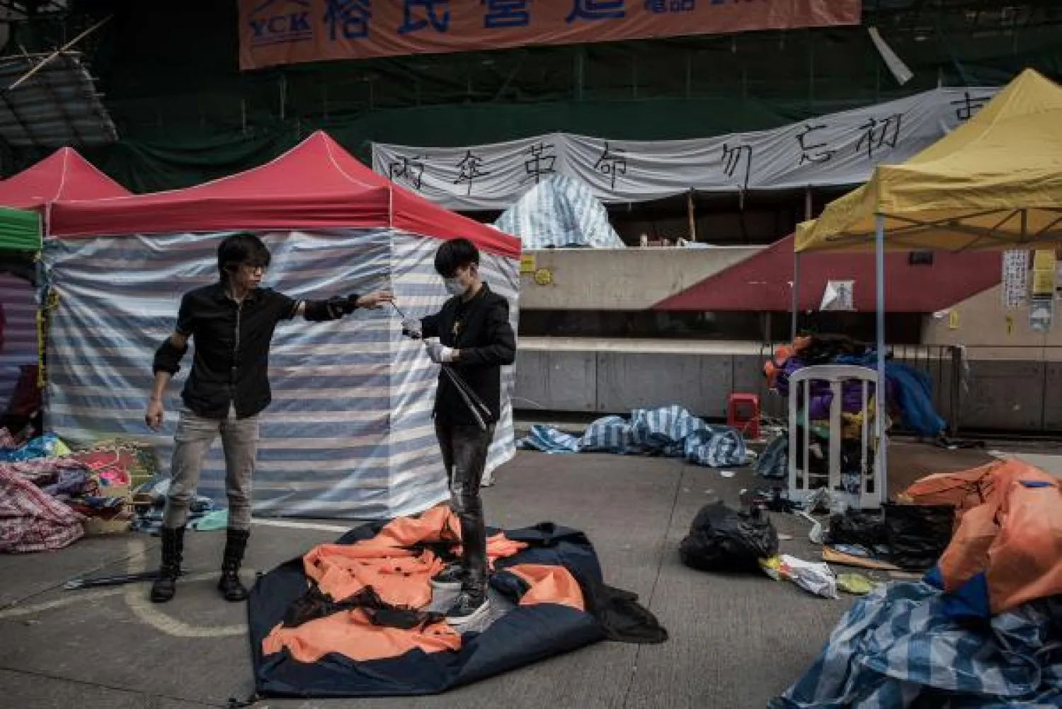 هونغ كونغ تتظاهر والاشتباكات تتجدد مع الشرطة