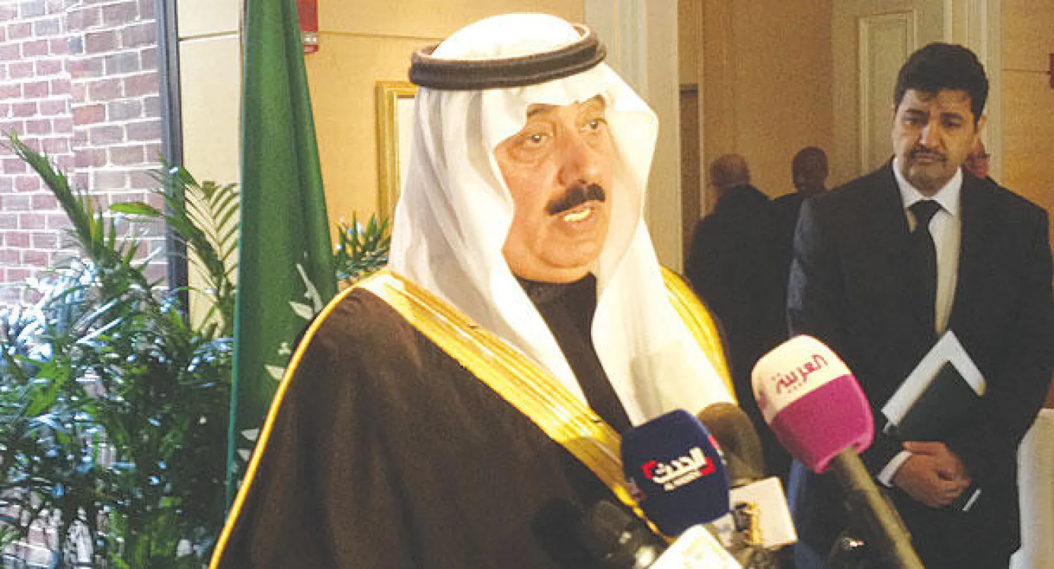 الأمير متعب بن عبد الله أثناء حديثه لوسائل الإعلام (واس)