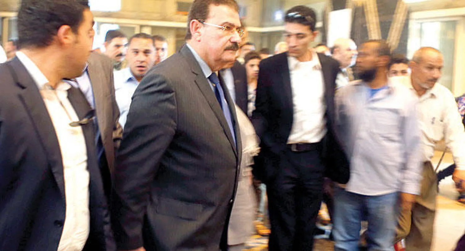 وزير النقل والمواصلات المصري هاني ضاحي أثناء وصوله إلى محطة قطار رمسيس لتفقد الأضرار التي لحقت بأحد القطارات جراء التفجير أمس (رويترز)