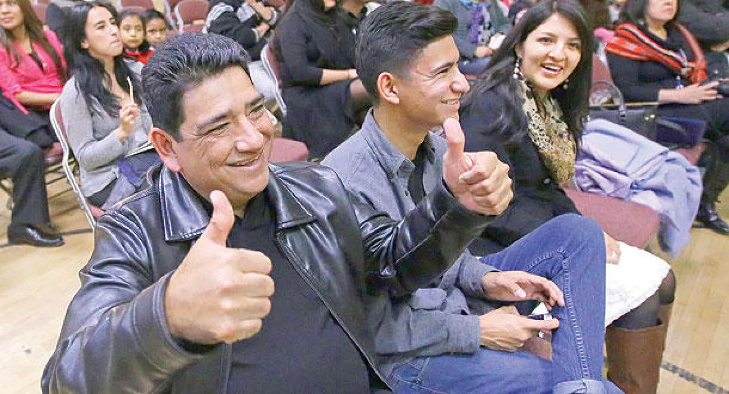 مهاجرون من أصول لاتينية يتابعون بارتياح خطاب أوباما حول الهجرة في مدينة سولت ليك بولاية يوتا الليلة قبل الماضية (أ.ب)