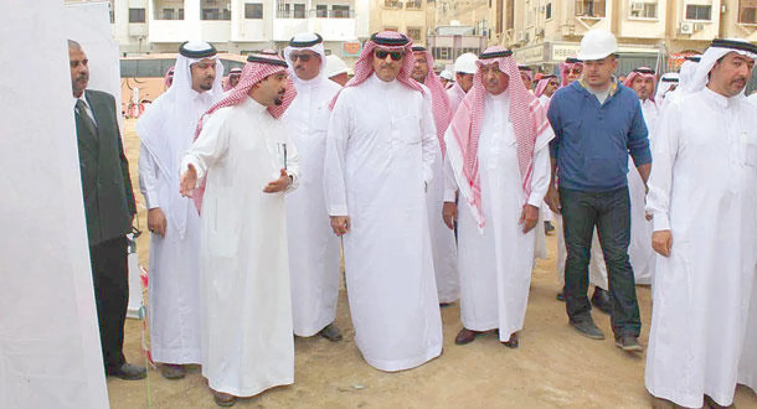الأمير سلطان بن سلمان خلال زيارته عددا من المواقع التراثية بالطائف (واس)