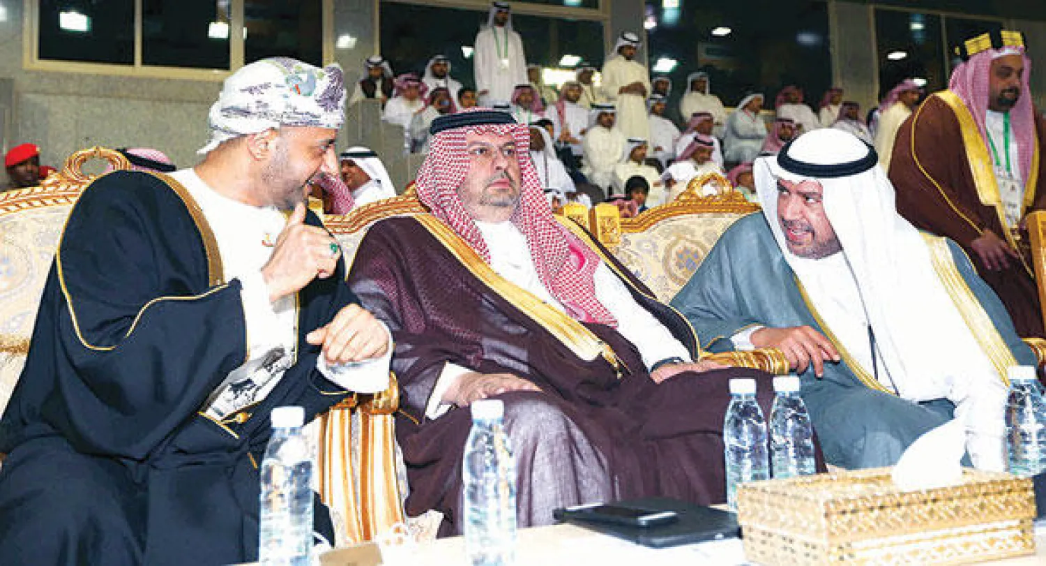 البوسعيدي يتبادل الحديث مع أحمد الفهد خلال مباراة الكويت وعمان ويبدو الأمير عبد الله بن مساعد