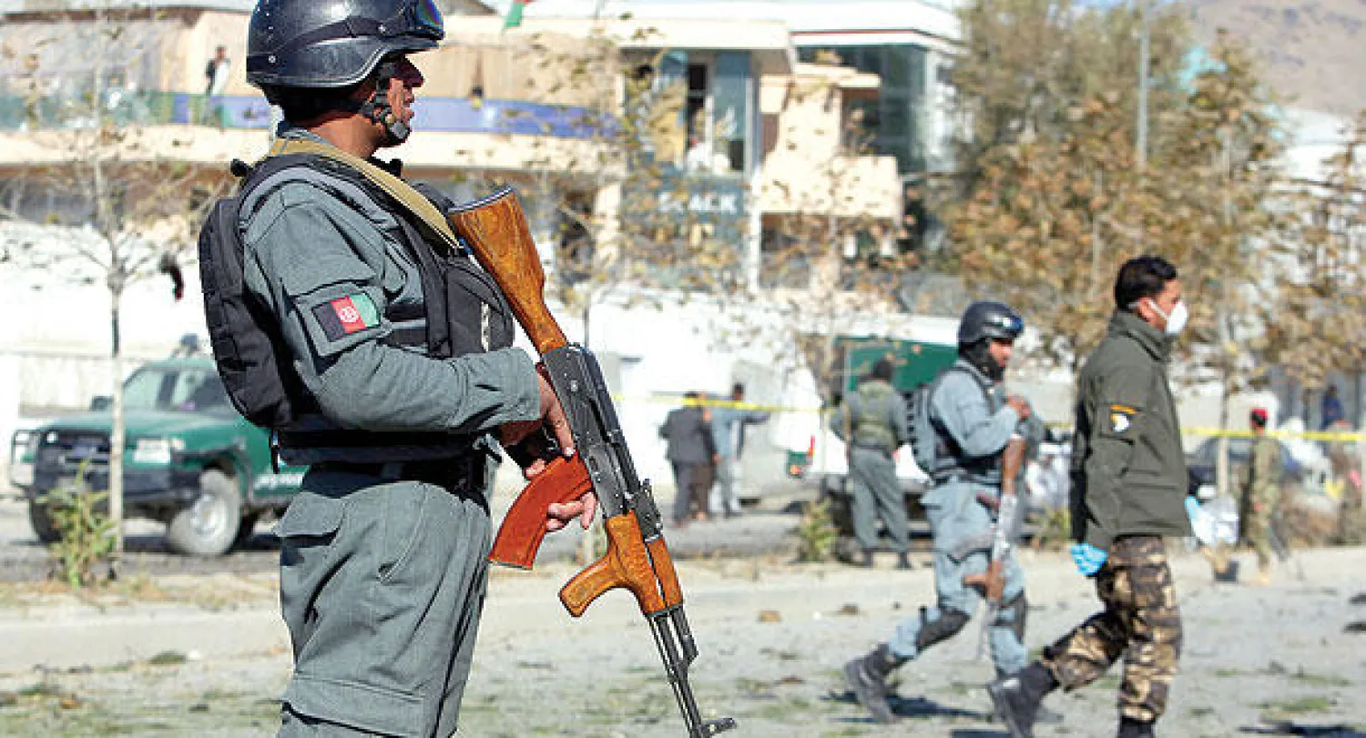 جندي أفغاني في حالة تأهب بعد محاولة اغتيال النائبة البرلمانية شكرية باركزاي أثناء توجهها إلى البرلمان غرب كابل منذ عدة أيام (أ.ب)