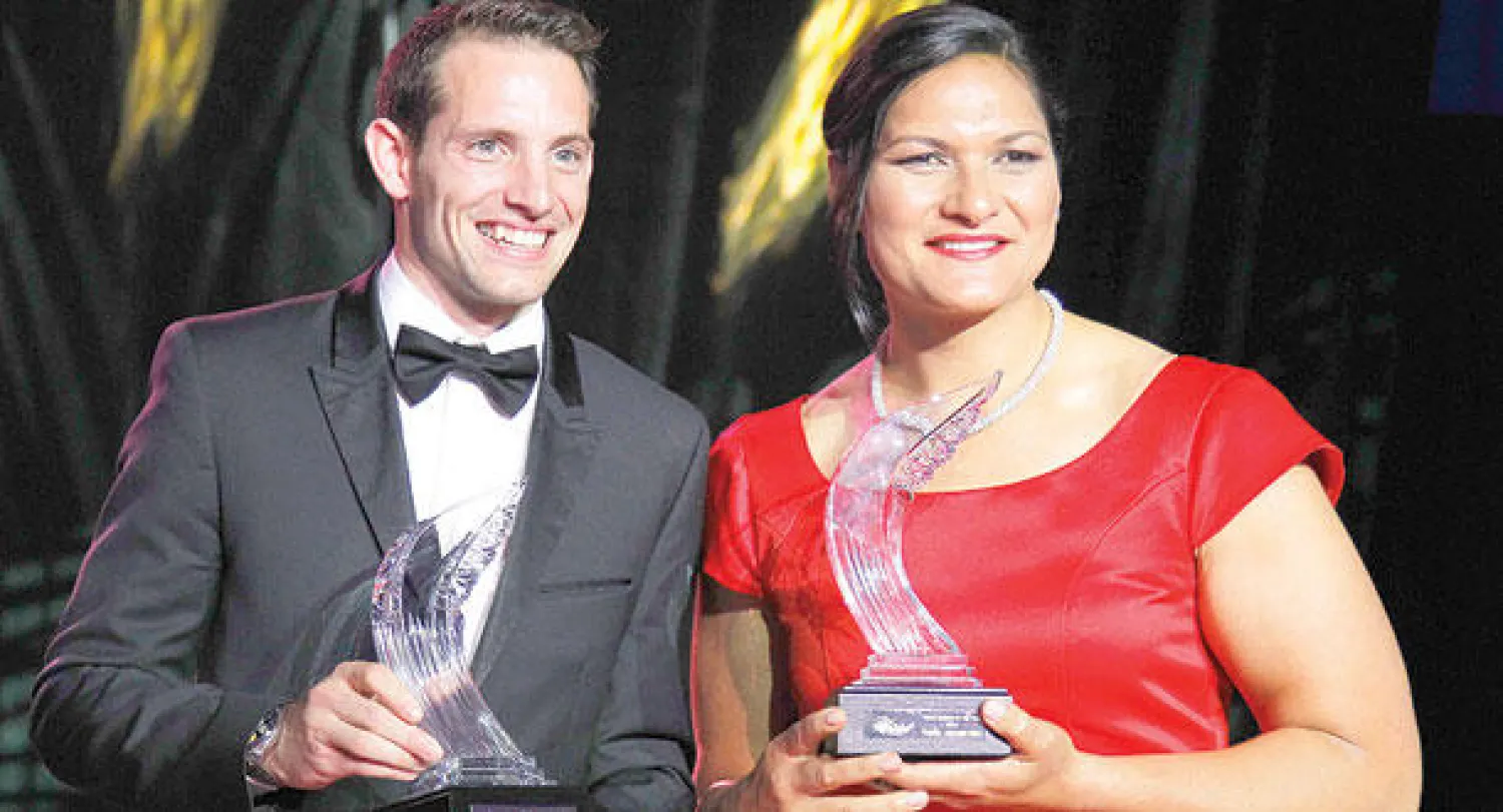 النيوزيلندية آدامز والفرنسي لافيليني يتوجان  بجائزة أفضل رياضيين  لعام 2014  (إ.ب.أ)