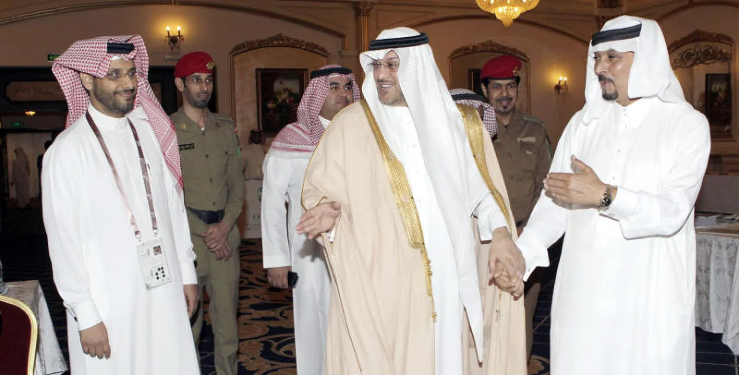 الأمير طلال بن بدر مع مدني رحيمي عضو شرف الاتحاد خلال تجوله في المركز الإعلامي