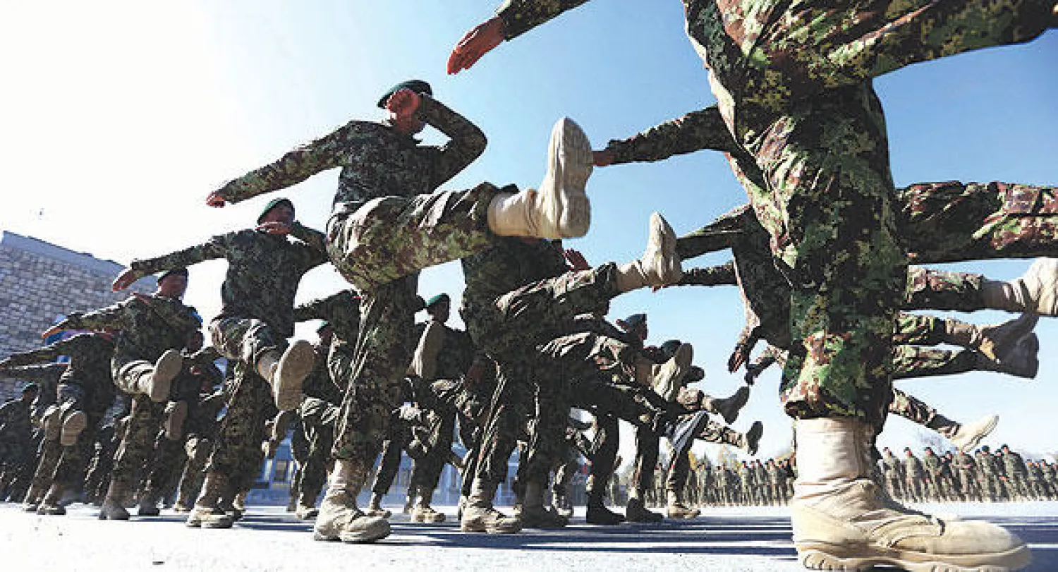 جنود أفغان خلال حفل تخرجهم في الأكاديمية العسكرية بكابل أمس (أ.ب)