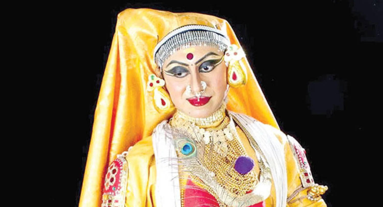 راقصة هندية تستعد لتقديم عرضها