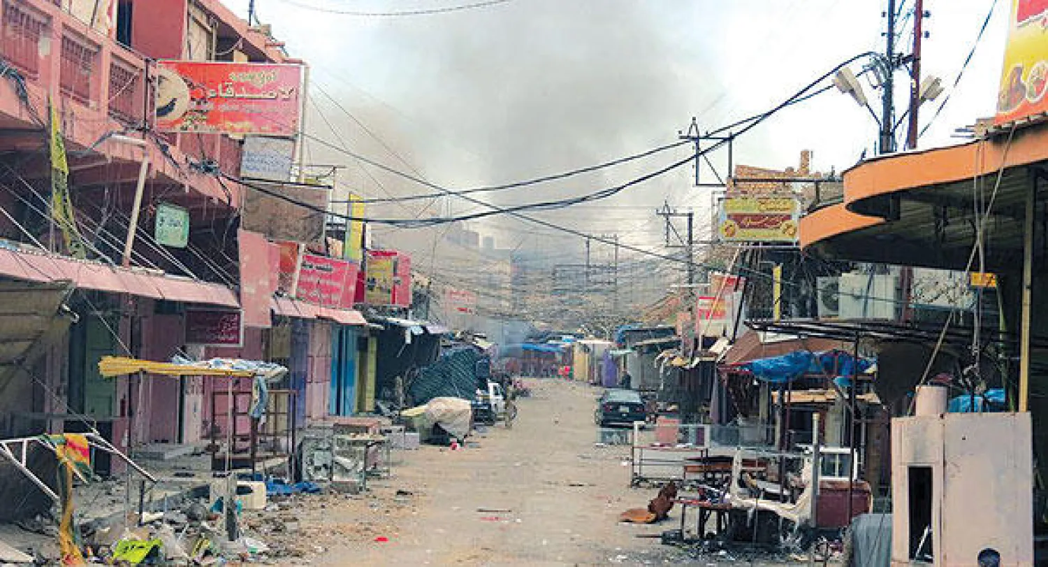 سوق جلولاء يبدو مهجورا وتبدو أعمدة الدخان تتصاعد أمس غداة استعادة البيشمركة السيطرة على الناحية من «داعش» («الشرق الأوسط»)