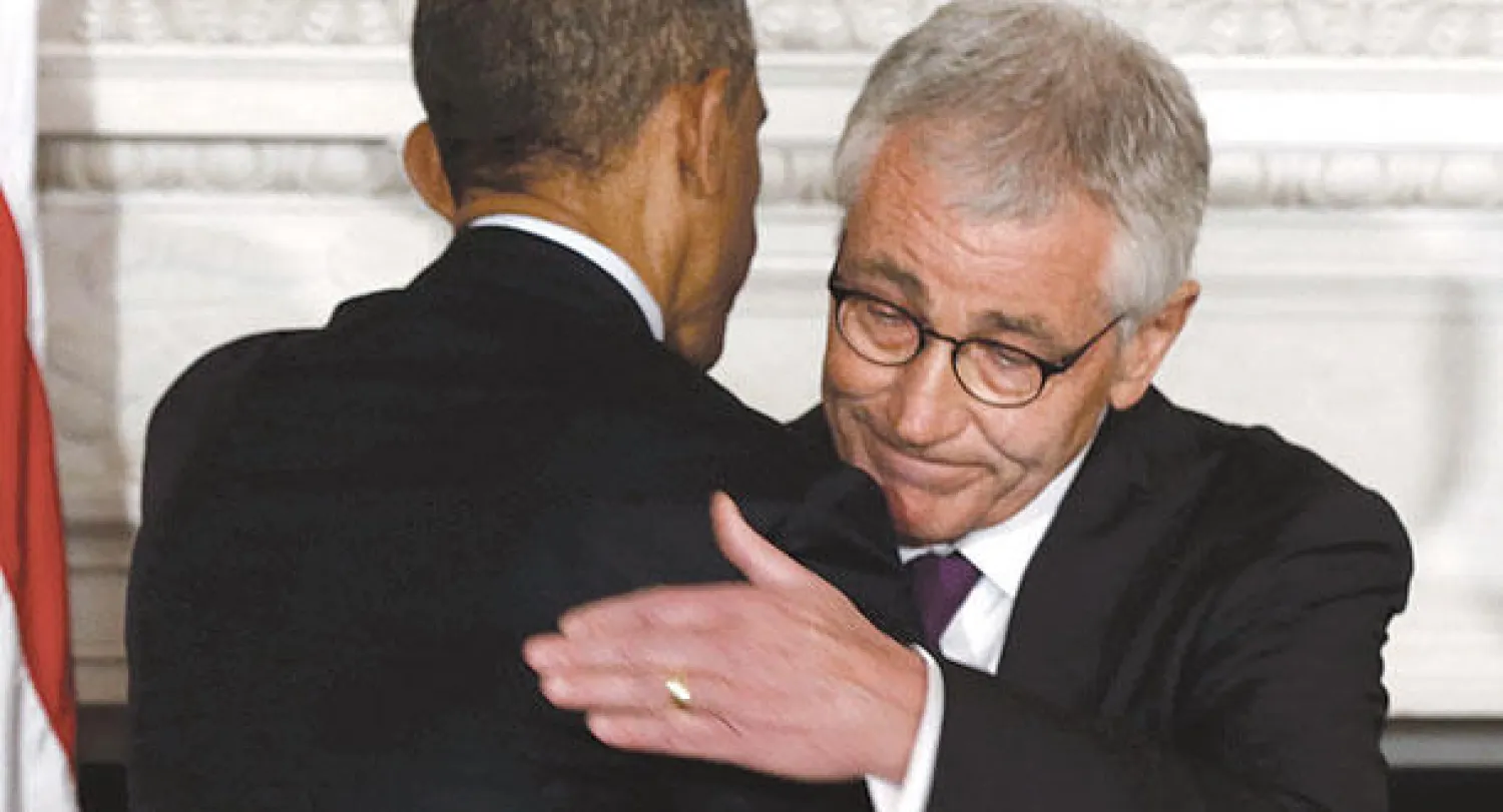 الرئيس الأميركي باراك أوباما يعانق هيغل بعد قبول استقالته في البيت الأبيض أمس (رويترز)