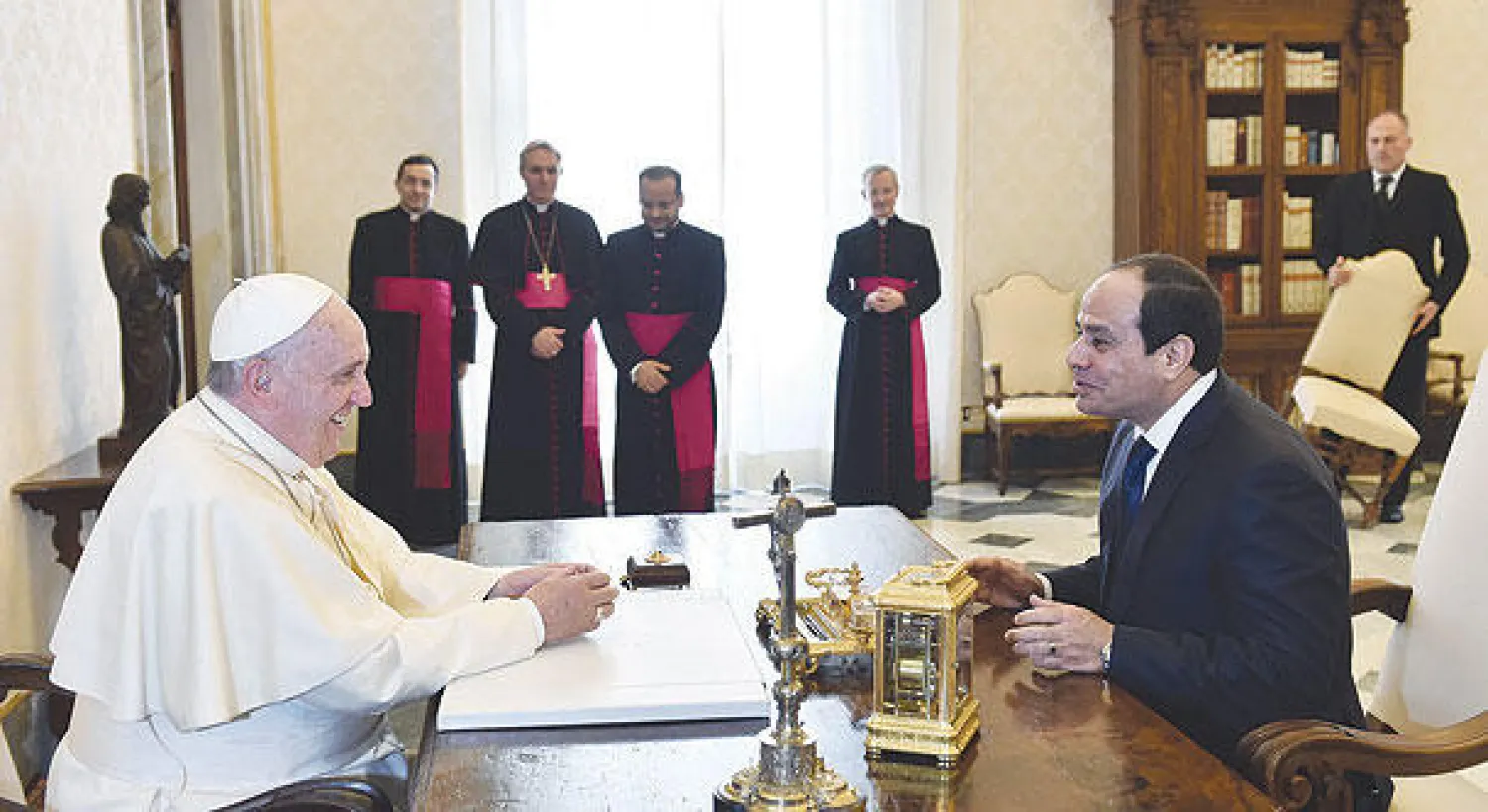 البابا فرنسيس بابا الفاتيكان لدى استقباله الرئيس المصري عبد الفتاح السيسي في مقر الفاتيكان أمس (أ.ب)