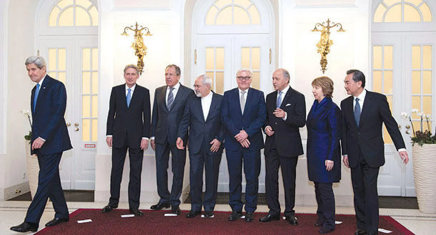 وزير الخارجية الأميركي جون كيري يغادر مكان التقاط صورة تذكارية في النمسا أمس  وخلفه وزراء خارجية بريطانيا وروسيا وإيران وألمانيا وفرنسا والمبعوثة الأوروبية آشتون ووزير خارجية الصين (رويترز)