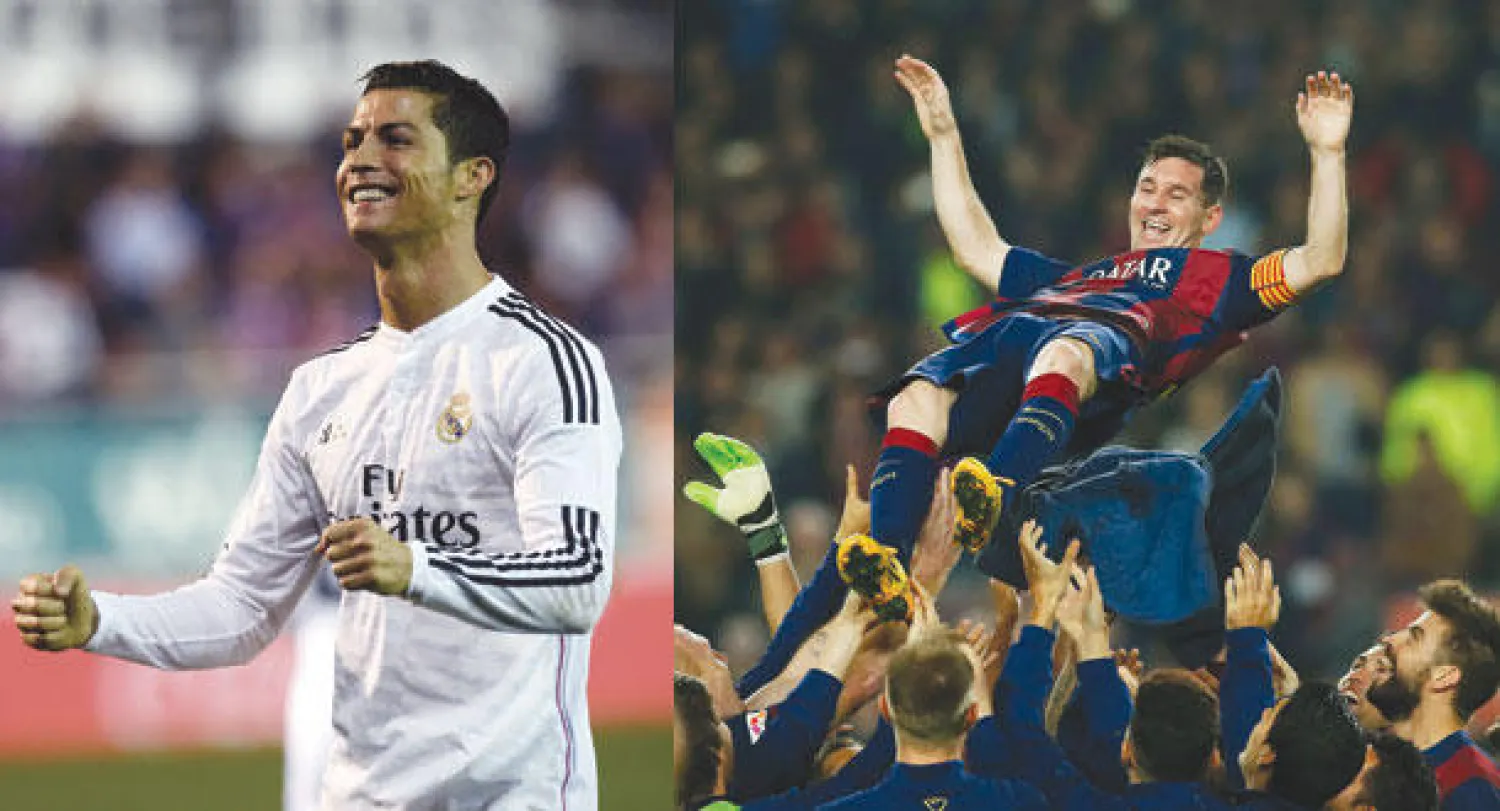 لاعبو برشلونة رفعوا ميسي في الهواء عدة مرات احتفاء بكسر أيقونة فريقهم رقم زارا التاريخي (رويترز)   -  كريستيانو رونالدو