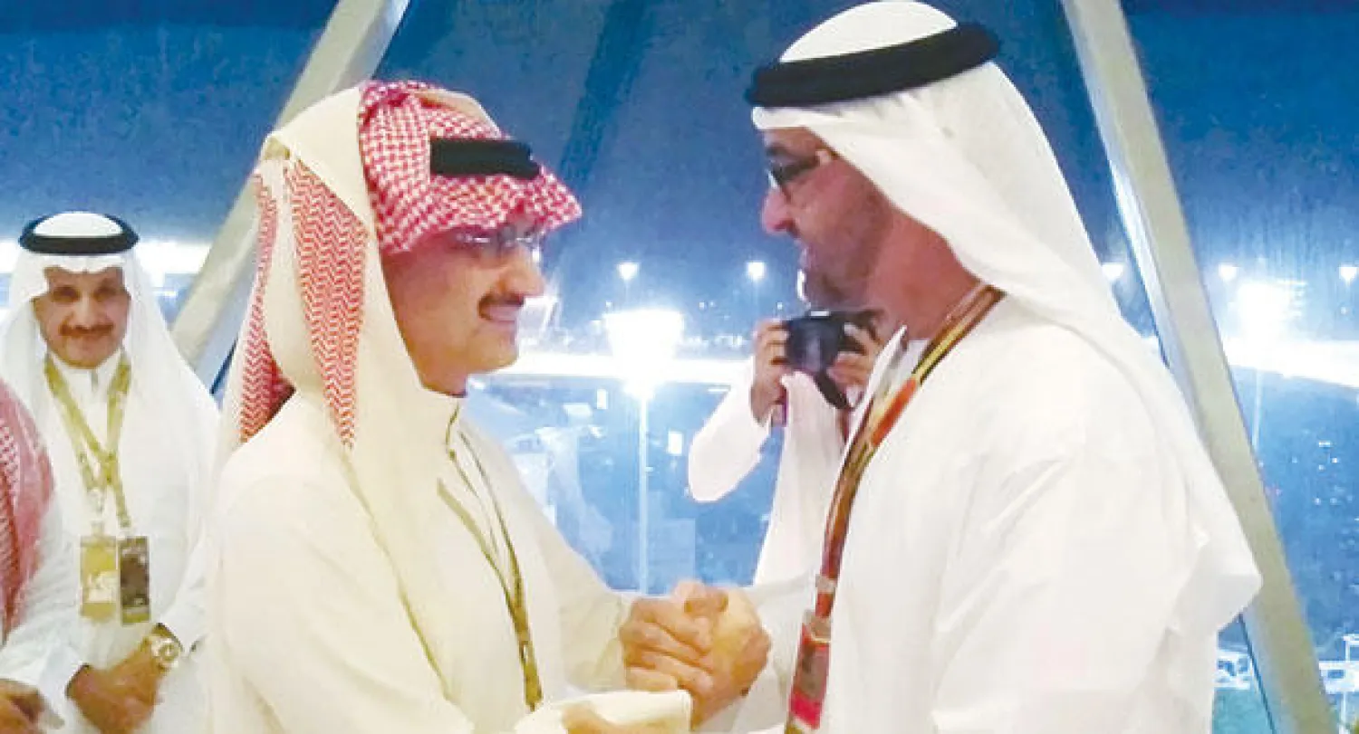 الأمير الوليد بن طلال والشيخ محمد بن زايد في حديث ودي قبل انطلاق السباق