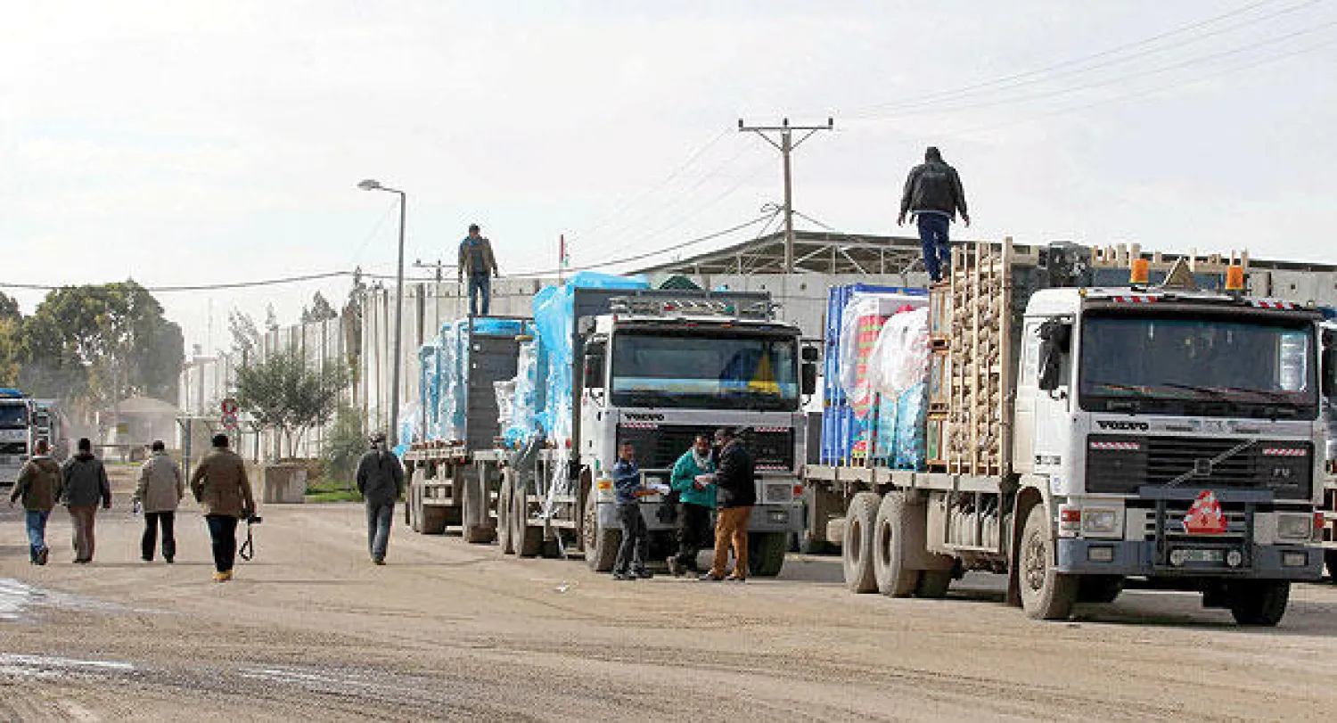 بعض من الشاحنات التي دخلت غزة أمس محملة بمواد البناء عبر معبر كرم أبو سالم (أ.ف.ب)