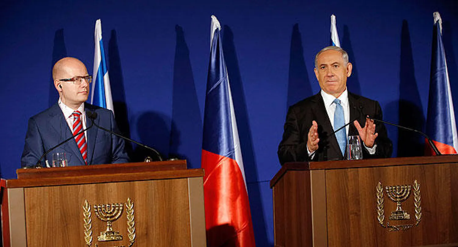 رئيس الوزراء الإسرائيلي خلال توقيعه على اتفاقيات للتعاون الثنائي مع نظيره التشيكي بوهوسلاف سوبوتكا في القدس أمس (رويترز)