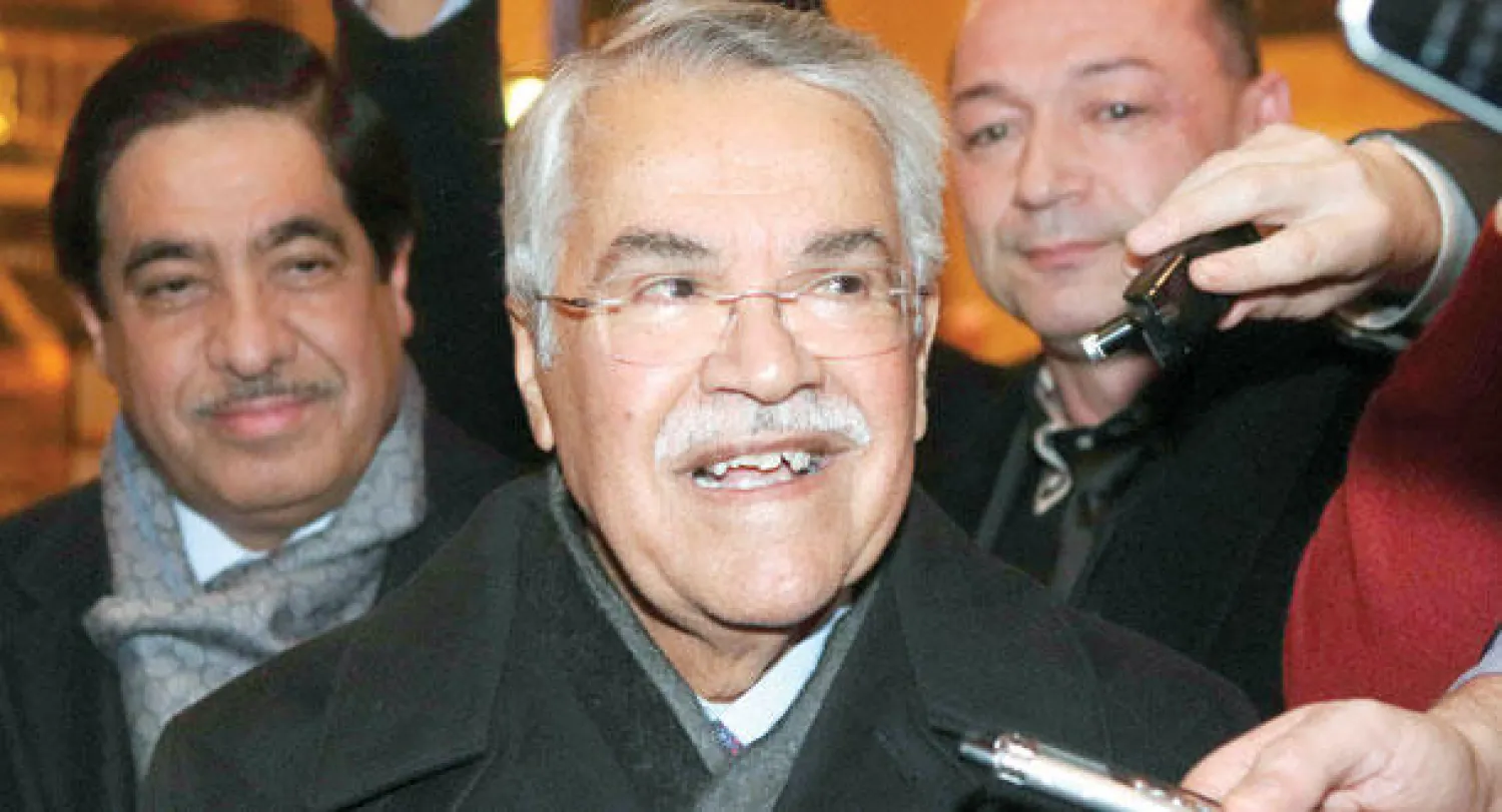 وزير البترول السعودي علي النعيمي يتحدث لوسائل الإعلام عشية اجتماع أوبك في فيينا أمس (رويترز)