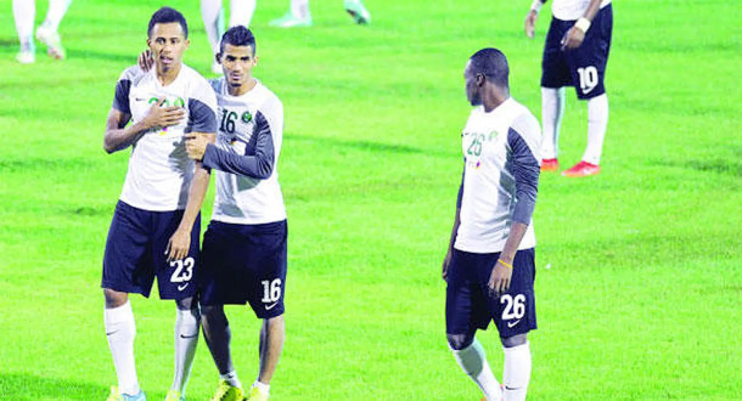 وليد باخشوين مع زميله سعيد المولد خلال تدريبات المنتخب السعودي الأخيرة