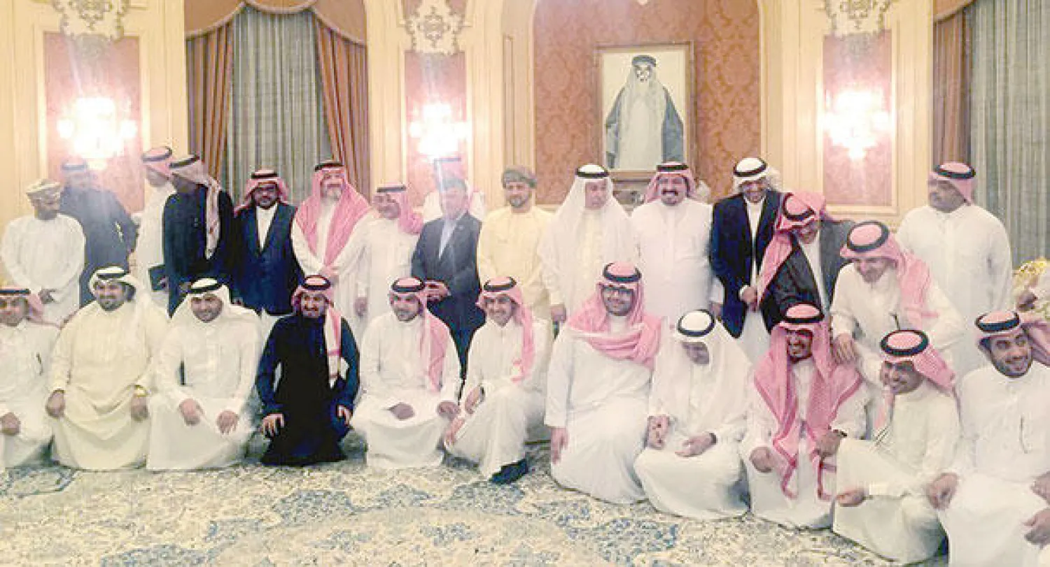 لقطة جماعية لضيوف حفل العشاء الذي أقامه الأمير بندر بن محمد لرؤساء البعثات الخليجية