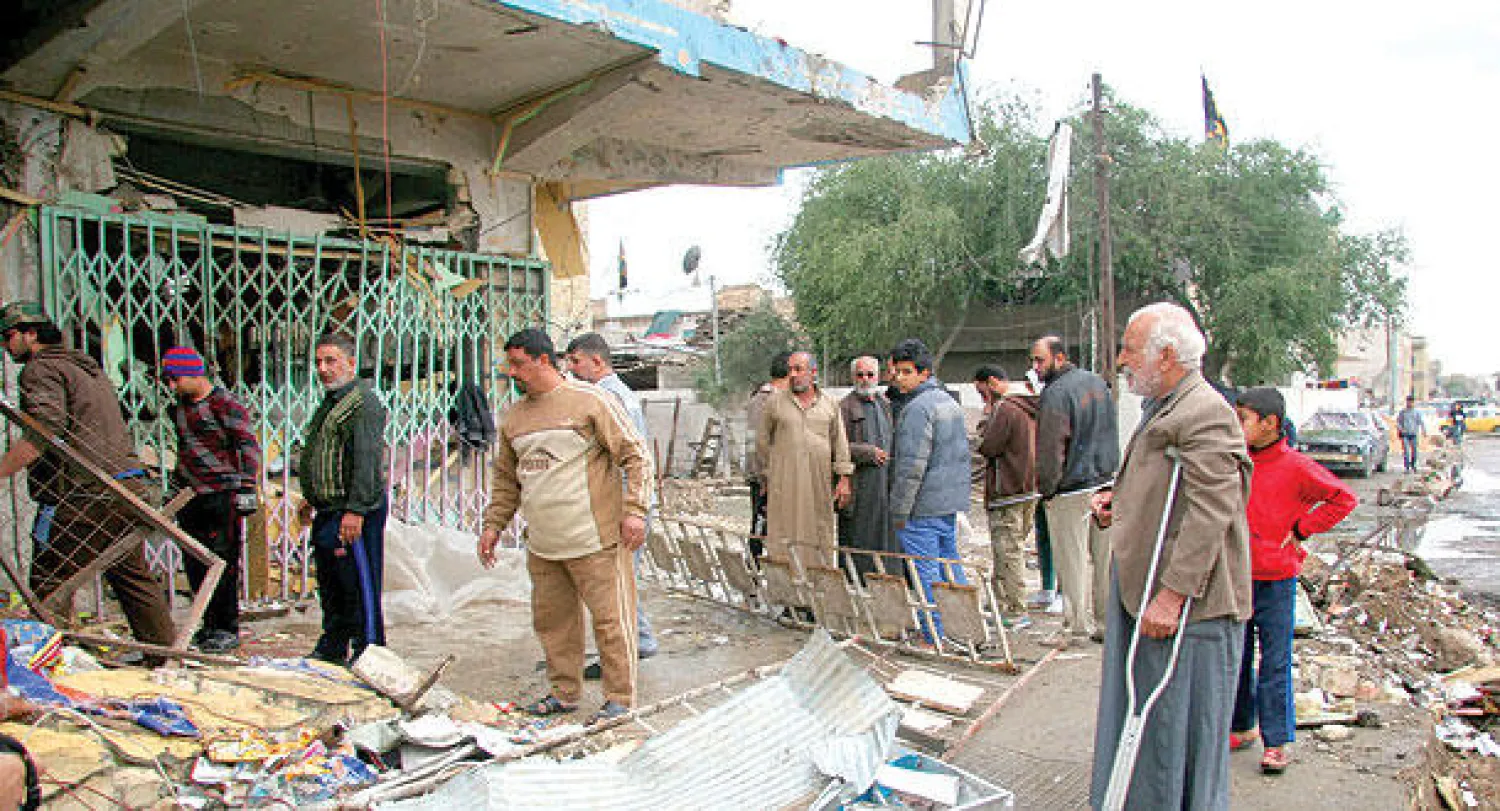عراقيون يتجمعون في موقع انفجار وقع في مدينة الشعب ببغداد أمس (إ.ب.أ)