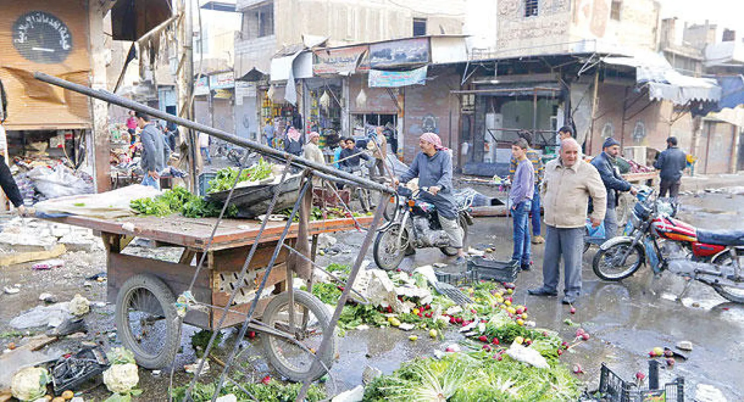 عدد ضحايا سوق الخضار في مدينة الرقة التي تعرضت لقصف من طيران النظام الثلاثاء وصل لـ95 شخصا أكثر من نصفهم مدنيون (نور فرات/ رويترز)