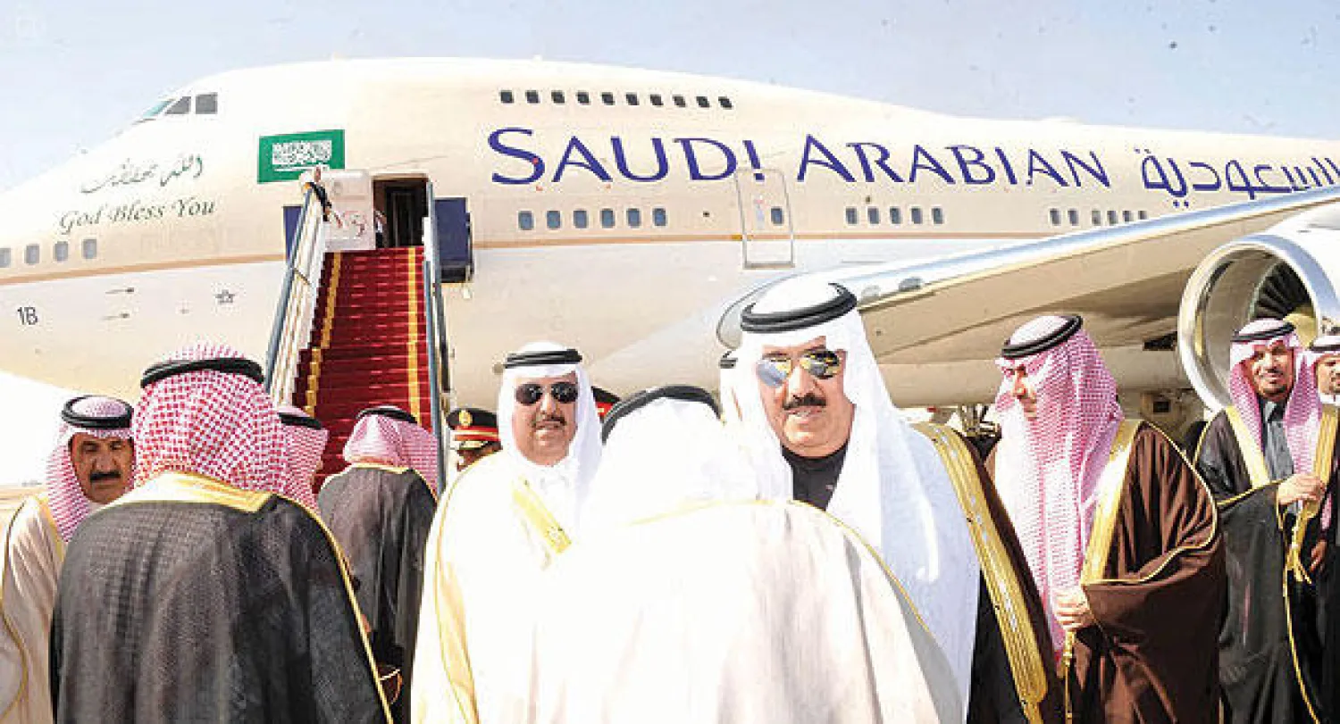 الأمير متعب بن عبد الله لدى وصوله إلى مطار الرياض أمس (واس)