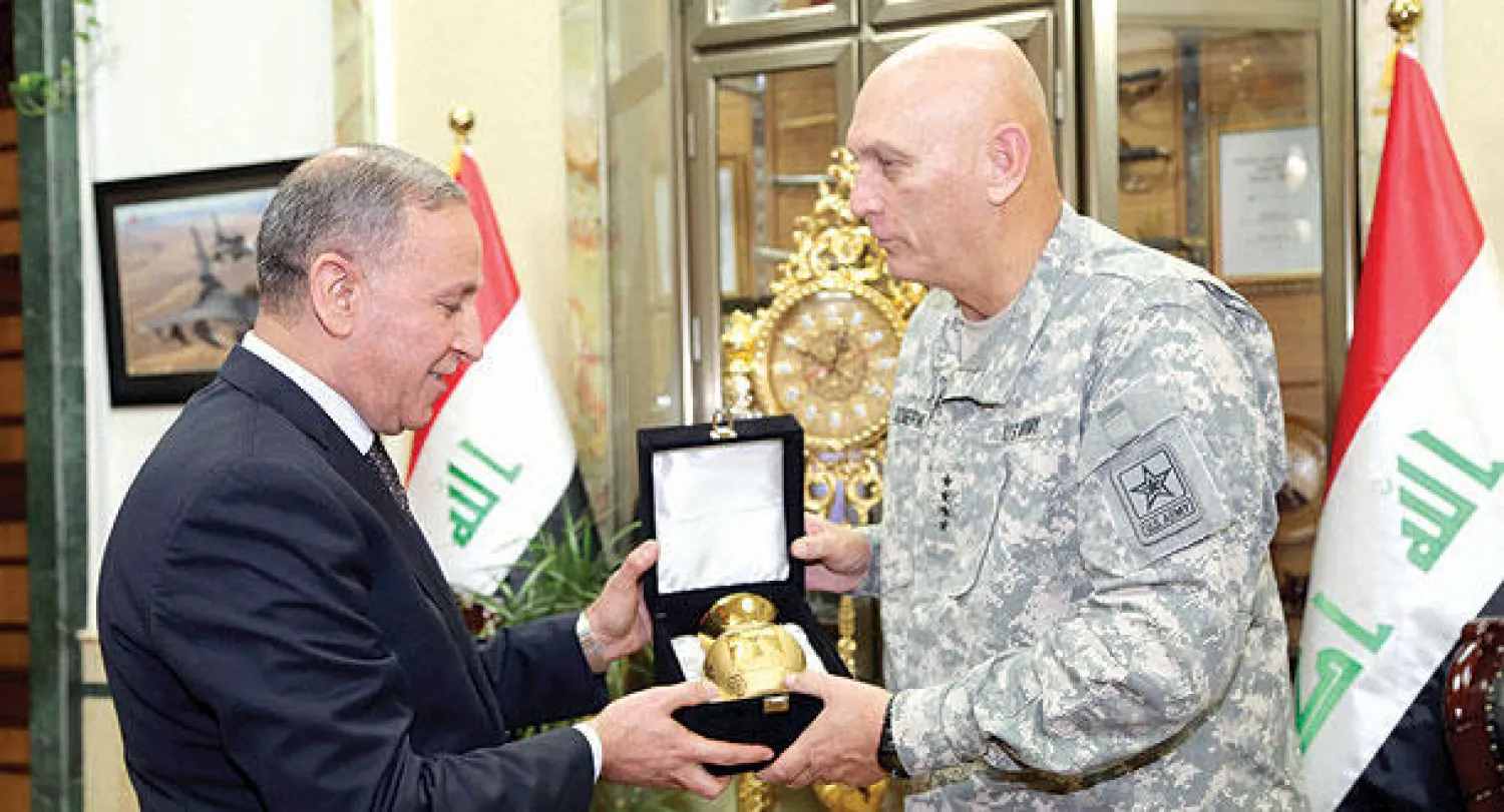 وزير الدفاع العراقي خالد العبيدي يقدم هدية لرئيس أركان الجيش الأميركي الجنرال راي أوديرنو خلال لقائهما في بغداد أول من أمس (أ.ب)