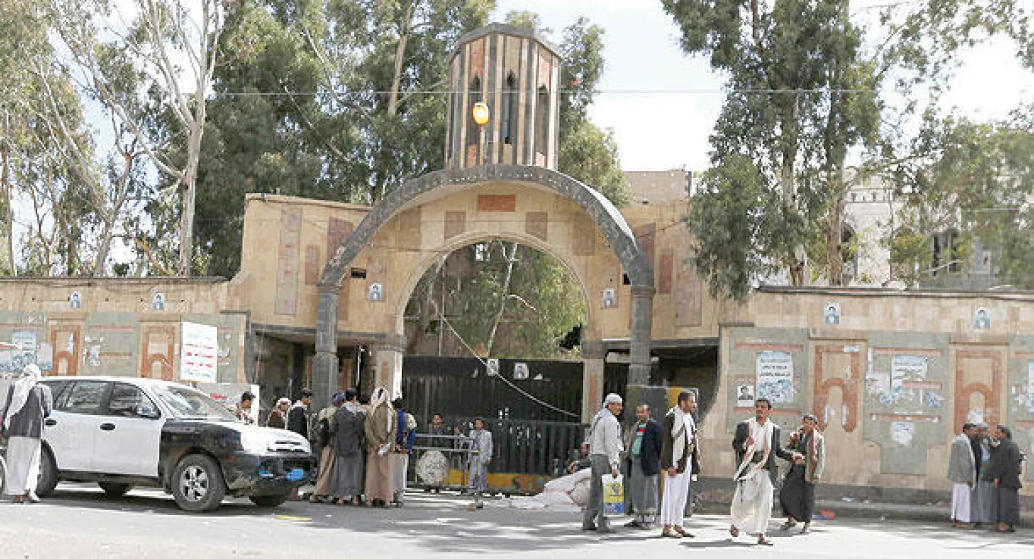 أنباء عن هجوم استهدف موكب وزير الدفاع اليمني في مأرب