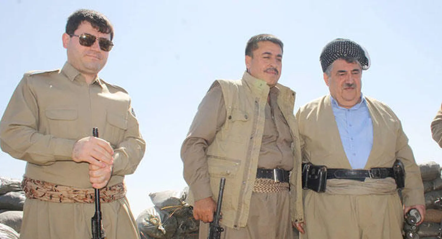 محمد حاج محمود (يمين) في ميادين القتال ضد داعش ويبدو في اليسار نجله الراحل عطا محمود.