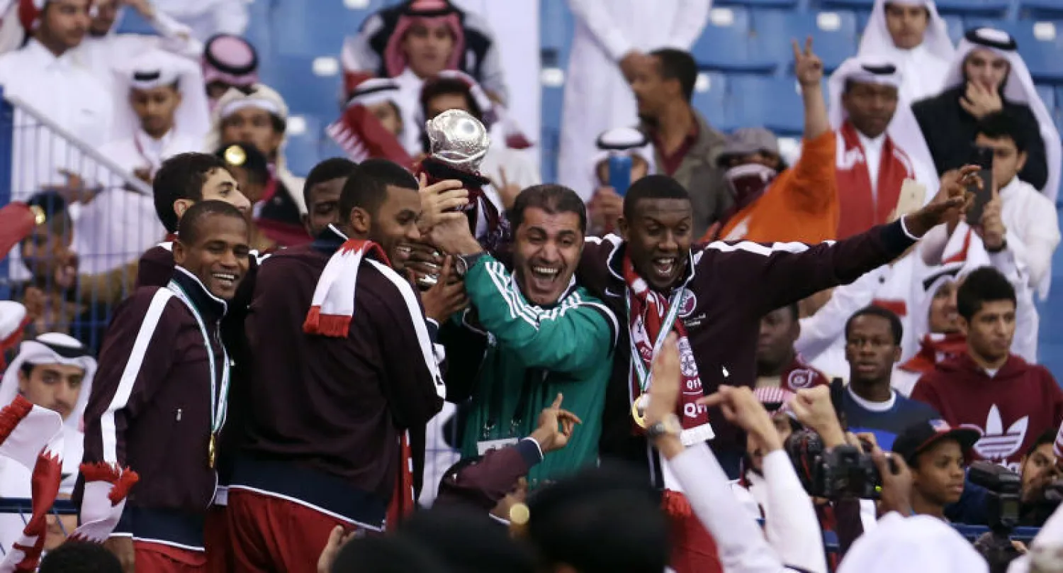 لاعبو قطر خلال تتويجهم باللقب الخليجي (تصوير: عبد العزيز النومان)