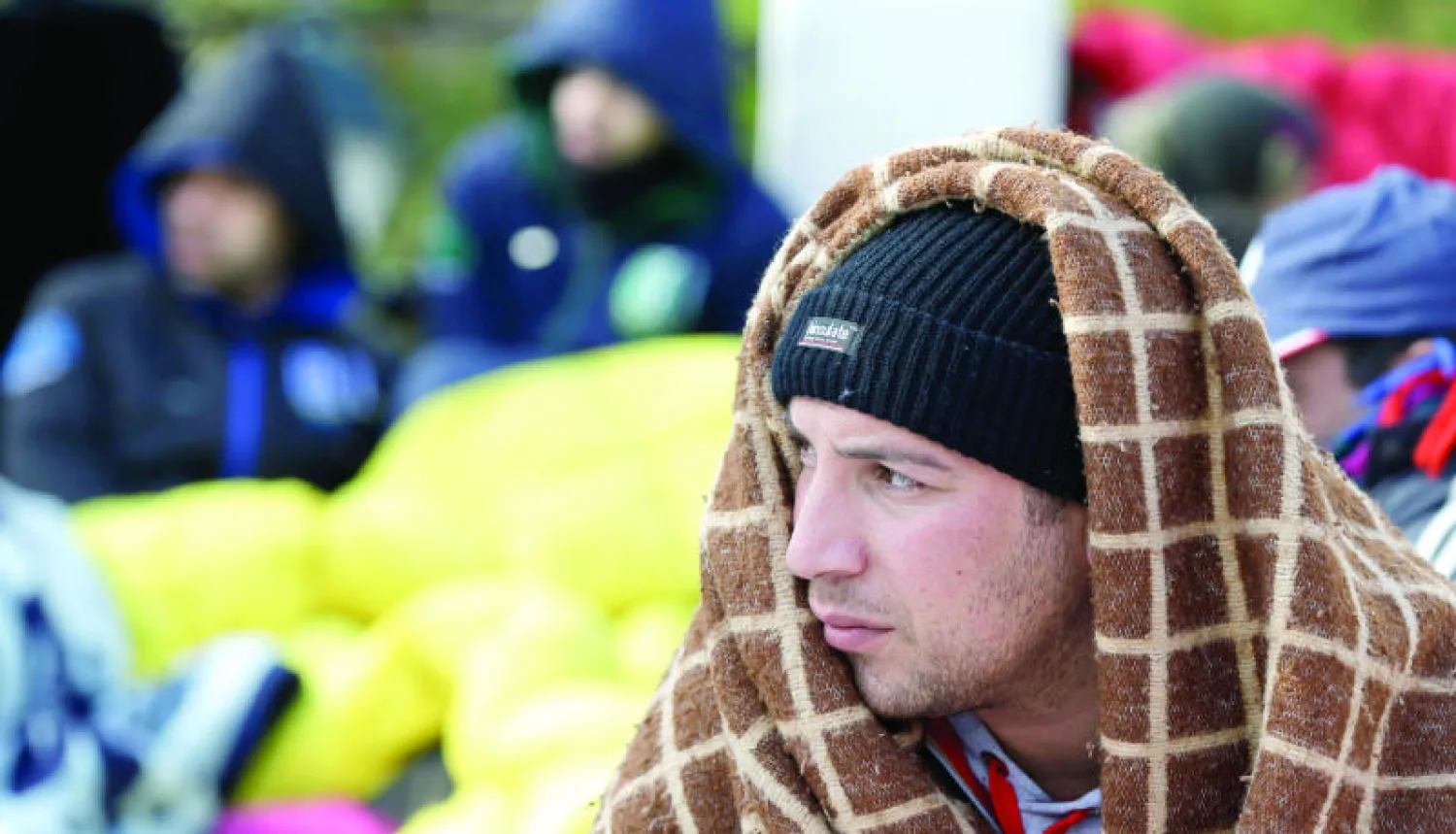 سوري متظاهر أمام البرلمان اليوناني أمس بعد أن بدأ حوالى 150 لاجئا سوريا إضرابا عن الطعام في اليونان للمطالبة بالحصول على حق اللجوء (أ.ب)